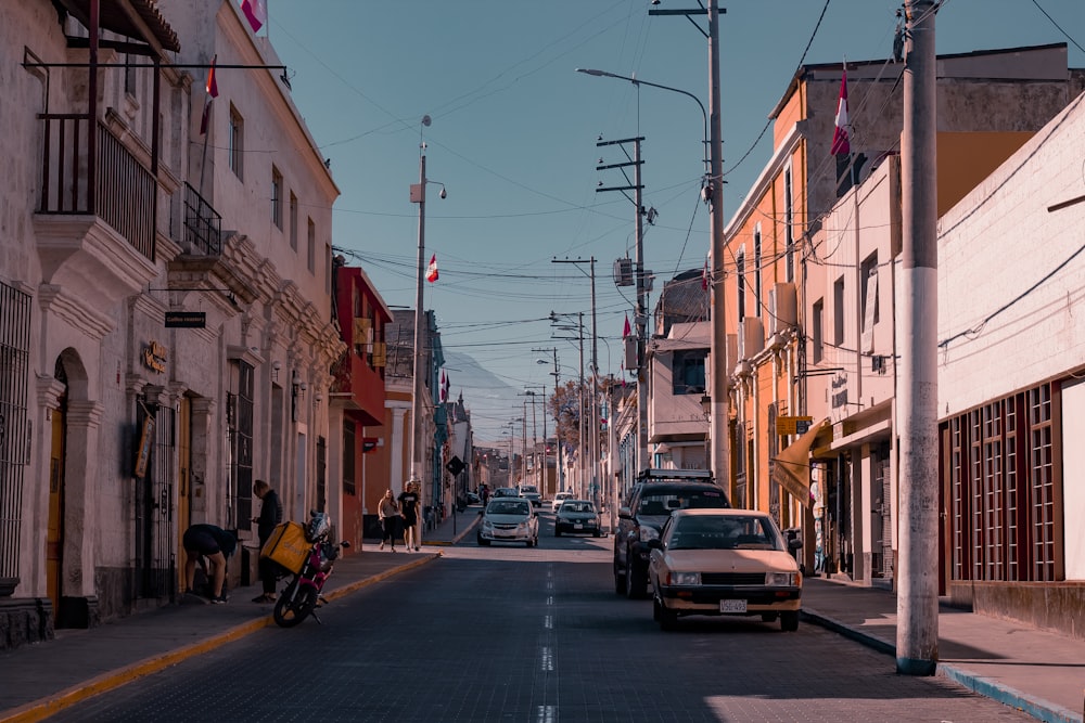 Coches aparcados junto a la acera durante el día