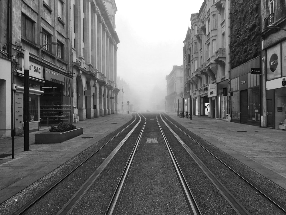 foto in scala di grigi della strada