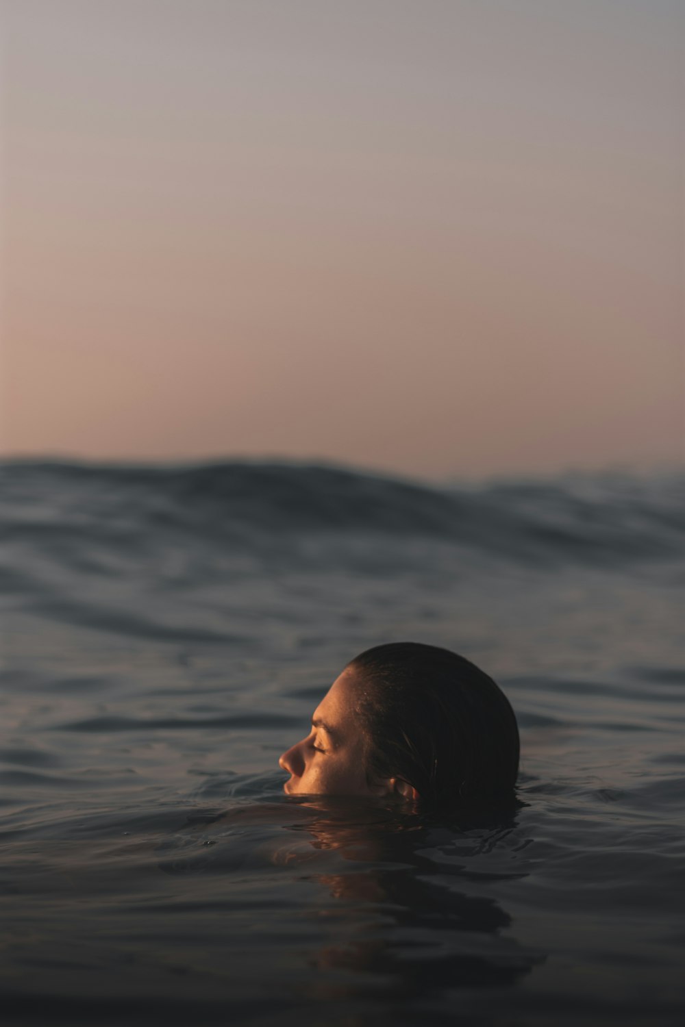 Foto einer Person im Gewässer mit flachem Fokus