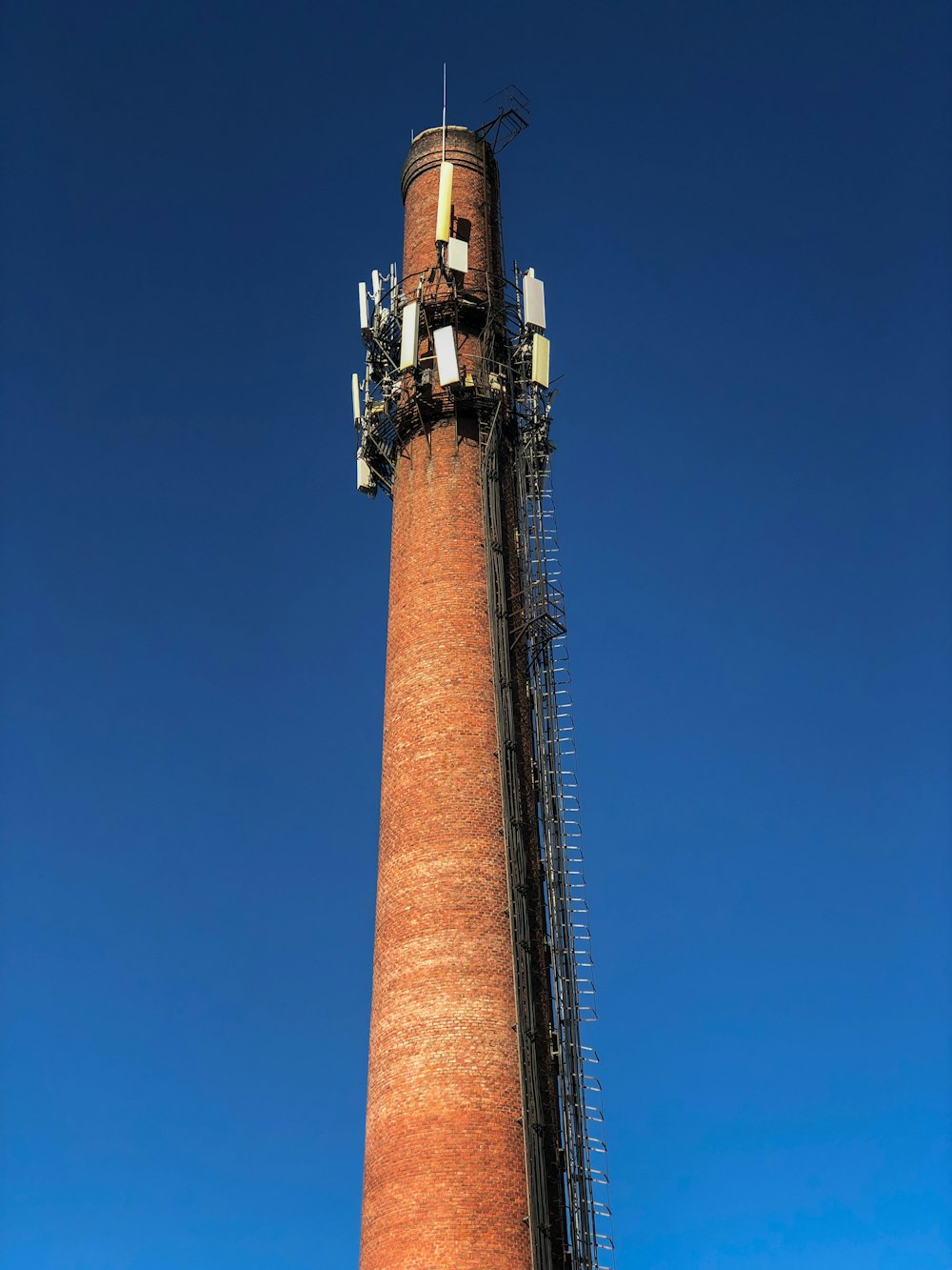 Selektive Fokusfotografie des braunen Turms unter blauem Himmel