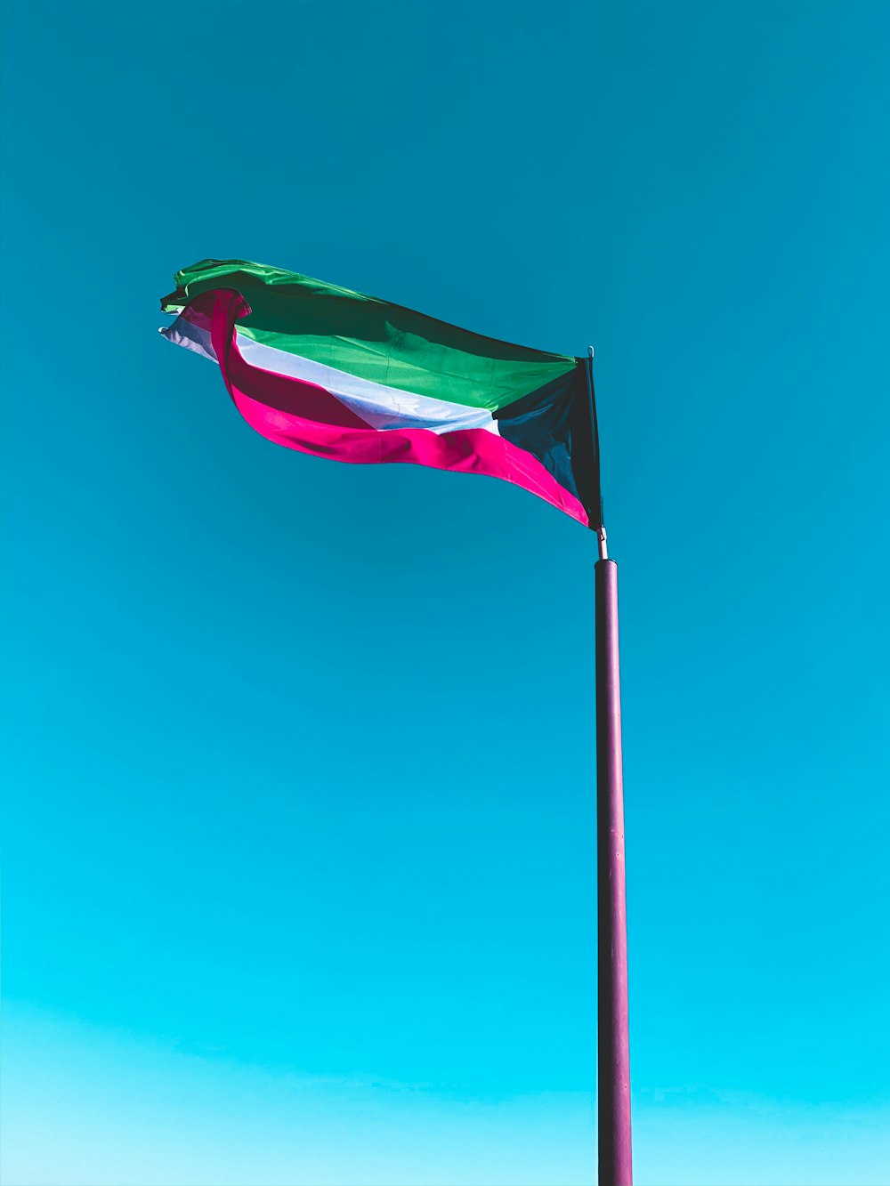 Un drapeau flottant au vent sur une plage
