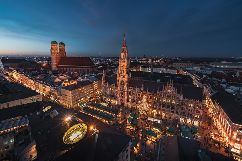 Luftbild des Stadtbildes bei Nacht