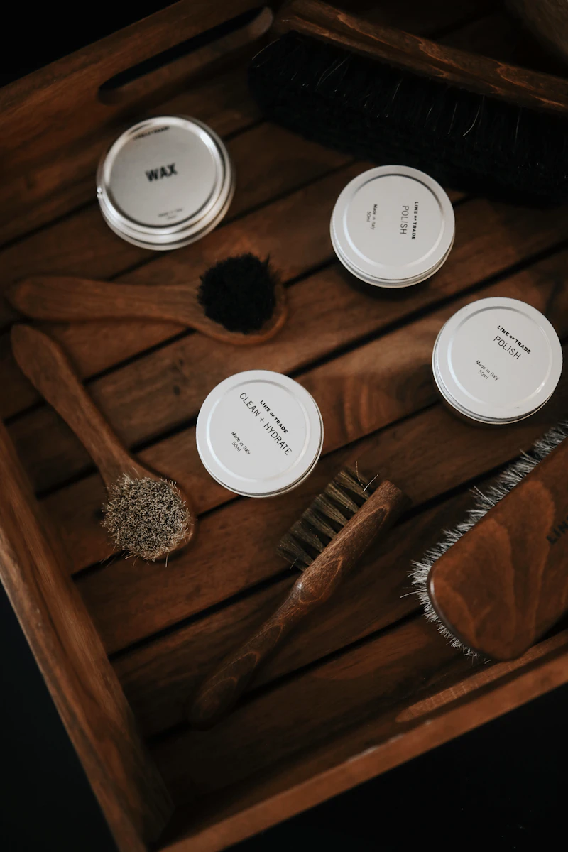 Brosses, cirages et produits d'entretien pour le cuir