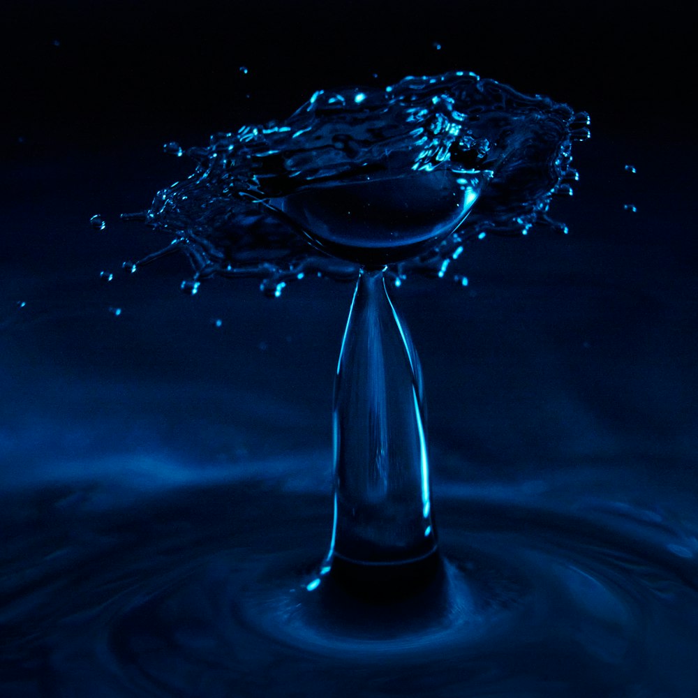 liquid droplet creating liquid splashing effect