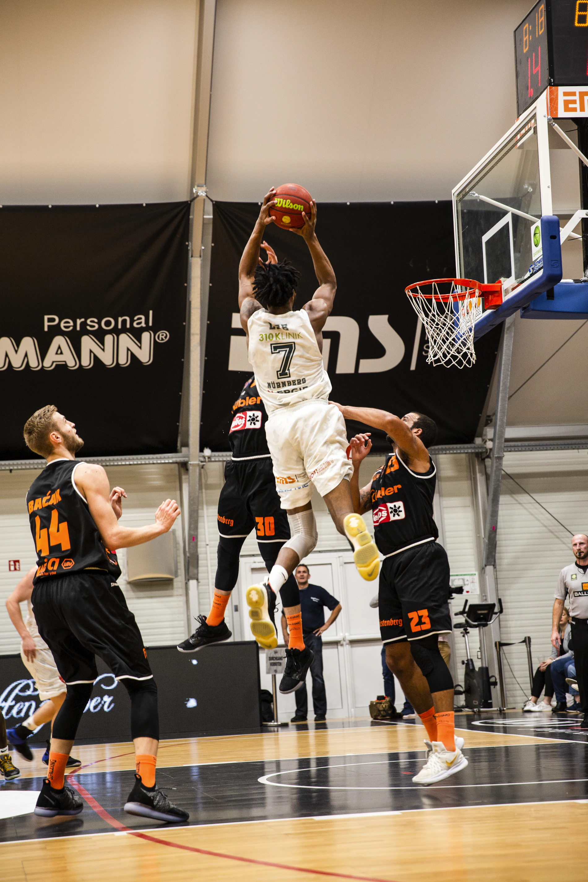 Speler gaat naar de basket tijdens een wedstrijd