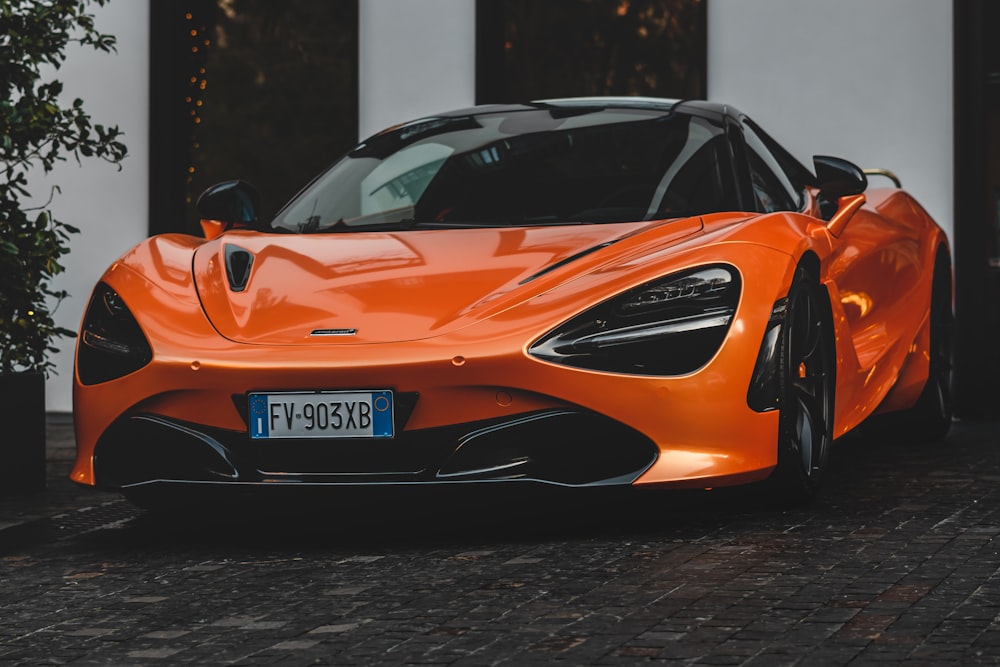 McLaren coupé naranja