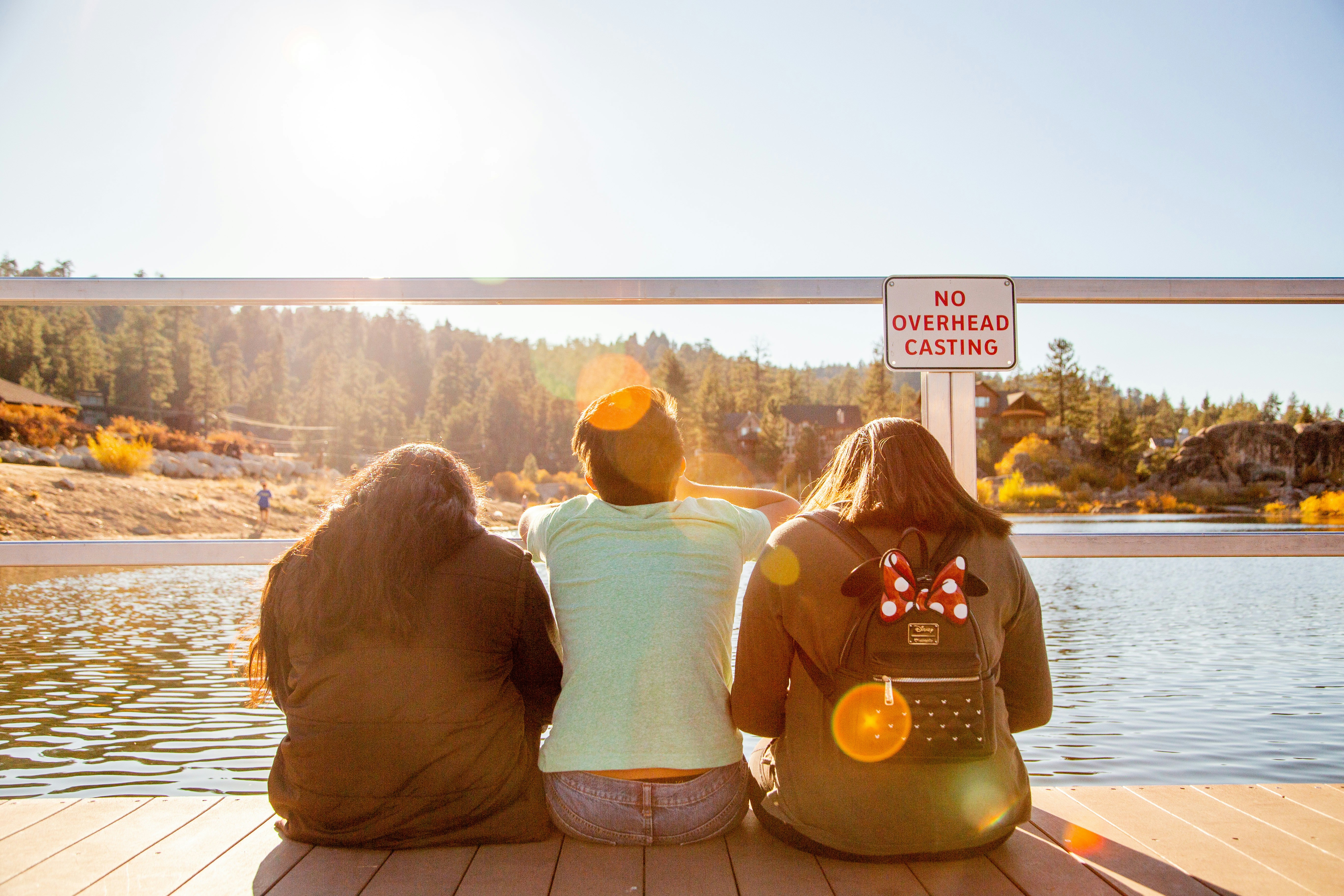Tres personas sentadas en el puente