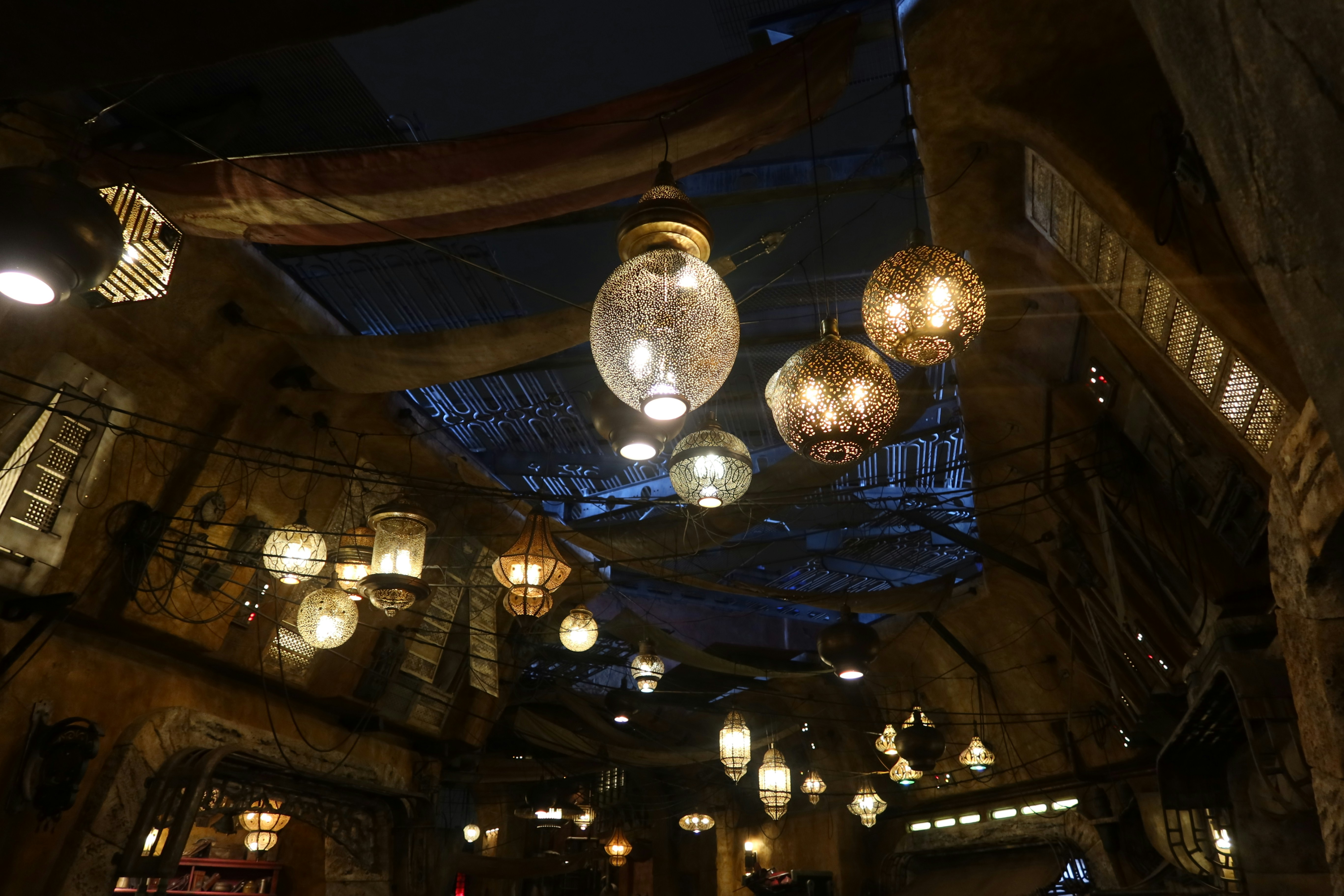 Brown pendant lamp photo – Free Lanterns Image on Unsplash