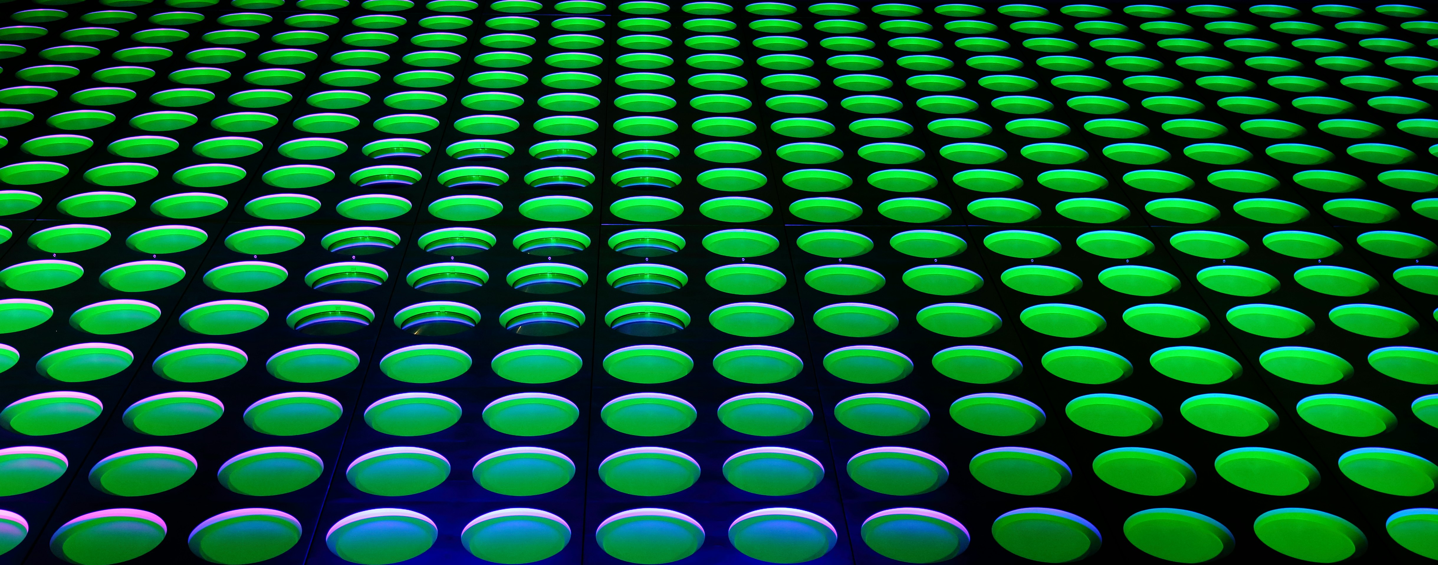 eine große Auswahl an grünen und weißen Kreisen auf schwarzem Hintergrund