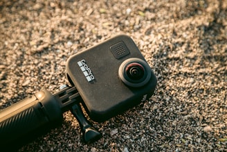 câmera de ação GoPro preta na areia