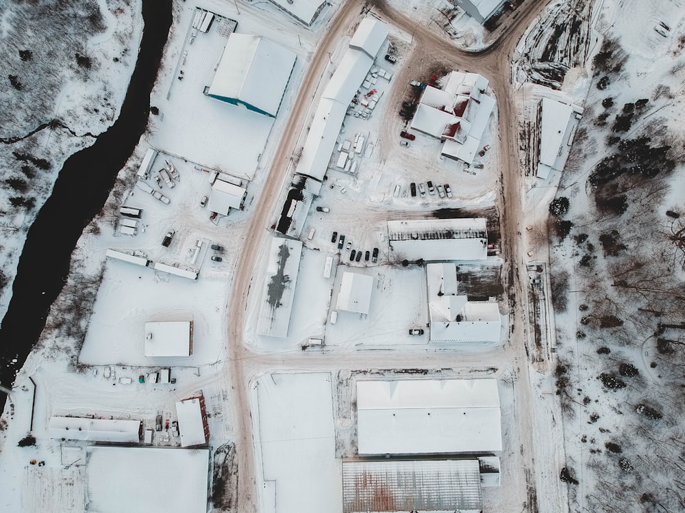 fotografia aérea de casas cobertas de neve