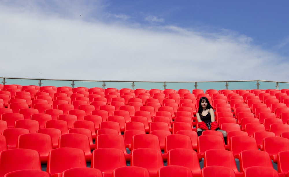 femme assise sur une chaise rouge \