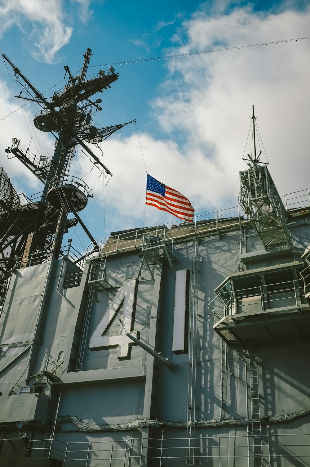 Bandera de EE.UU. en la parte superior de un edificio gris