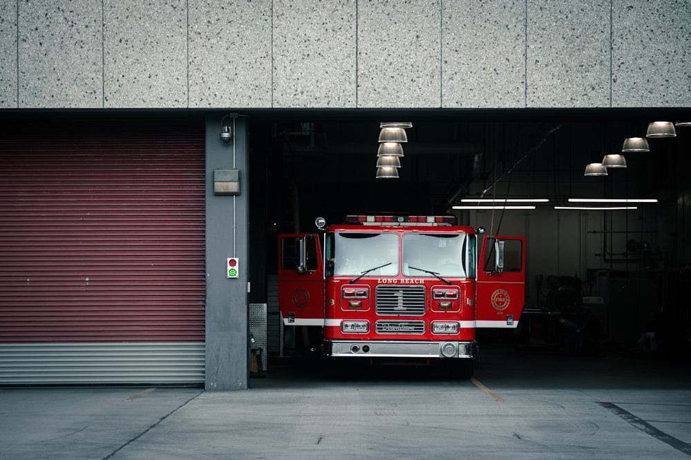 Rotes Feuerwehrauto in einem Gebäude