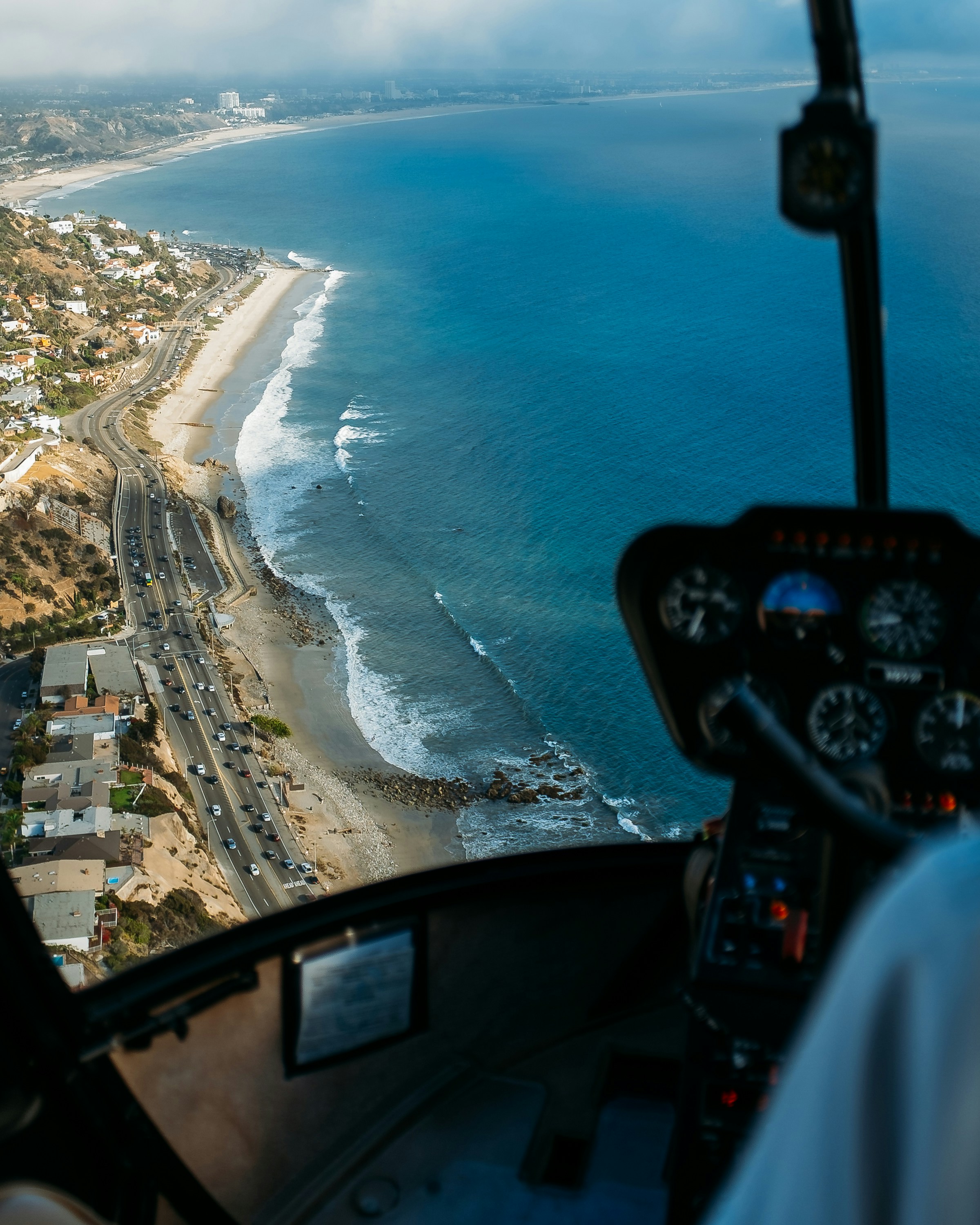 Fotografía aérea de la playa de arena blanca