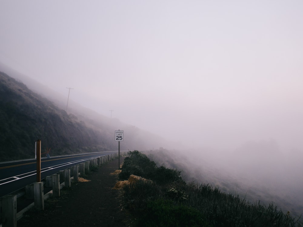 霧に覆われた丘陵地帯