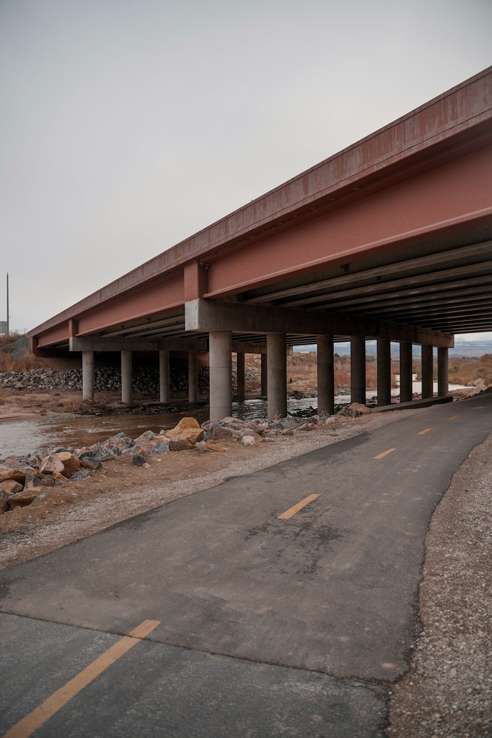 도로와 수역 위의 콘크리트 다리