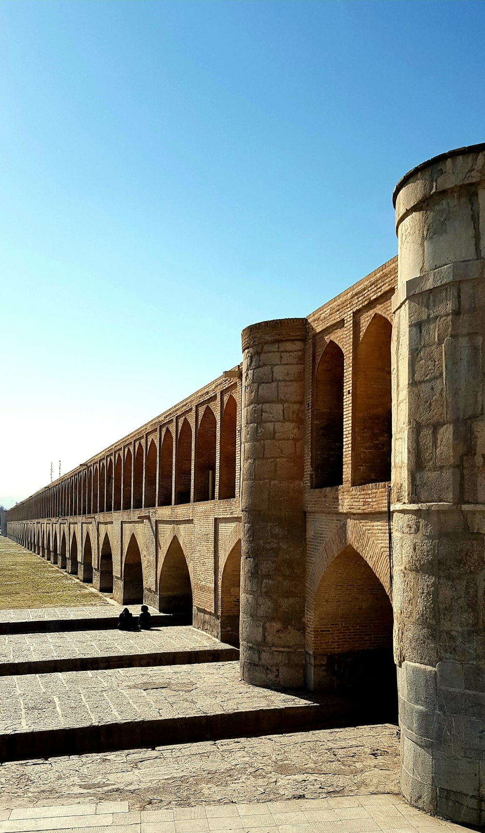 Puente de hormigón marrón durante el día