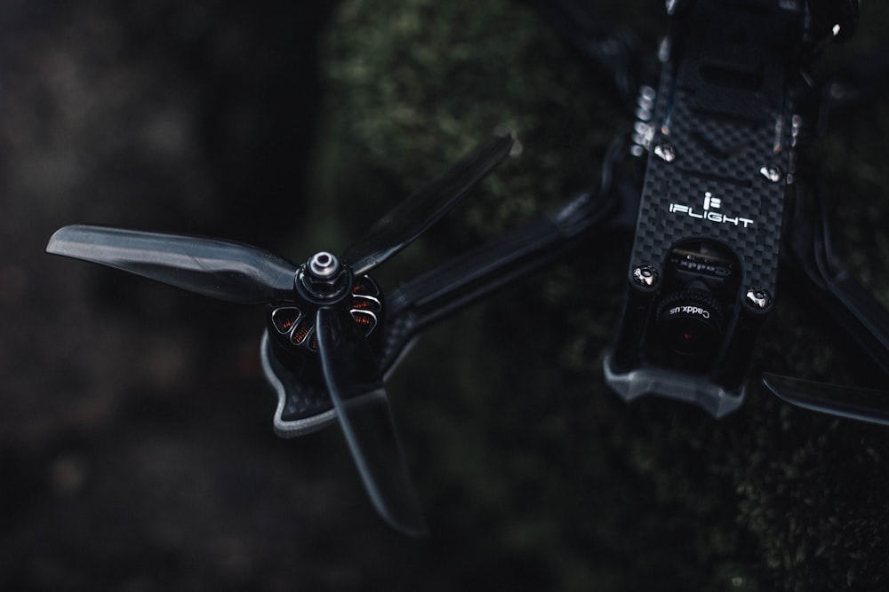 Fotografía de enfoque selectivo de helicóptero dron negro