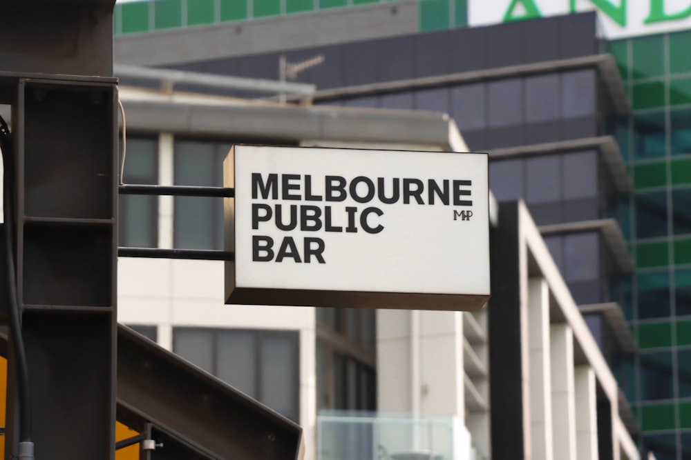 señalización blanca y negra del tablero del bar público de Melbourne