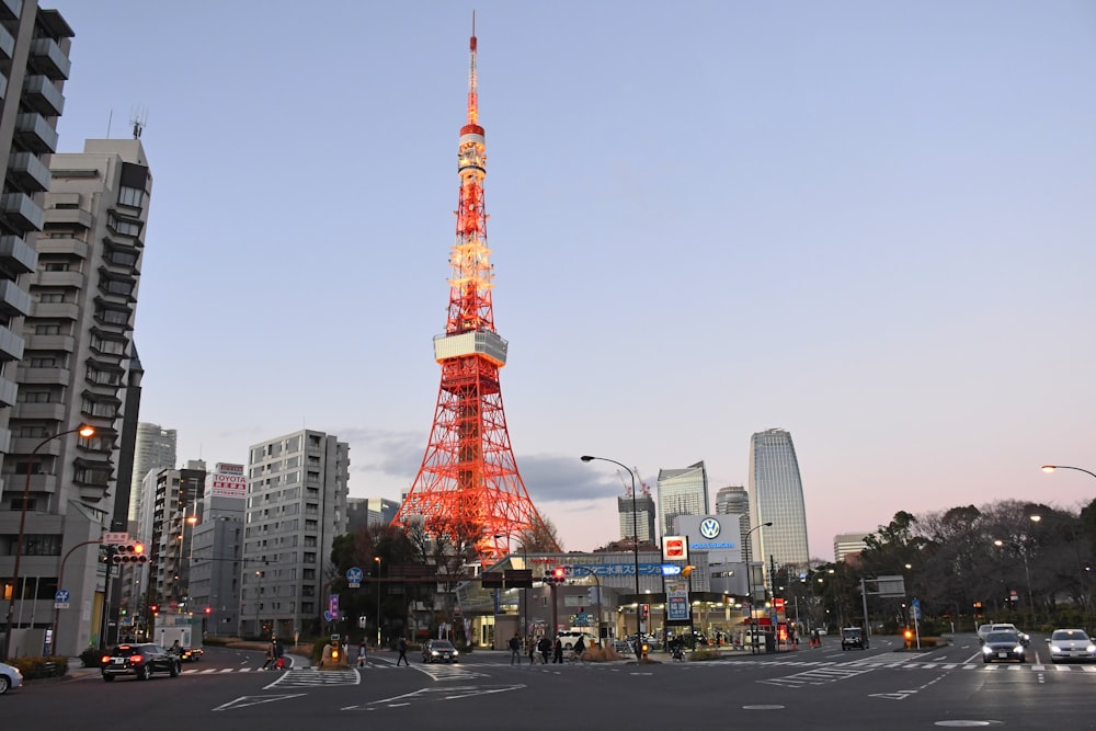 建物の近くの小道を歩く人々や、エッフェル塔にインスパイアされた建物を眺める道路上のさまざまな車両