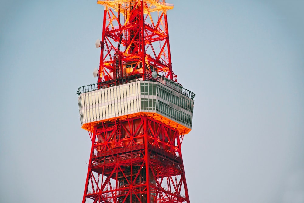 Edificio de la torre roja en la ciudad de Minato, Japón