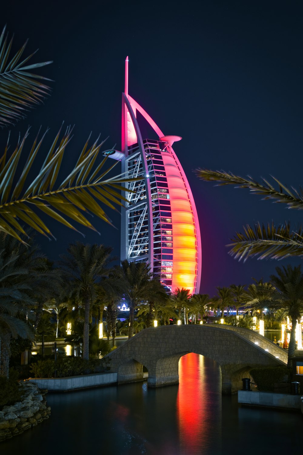 Burj Al-Arab Hotel während der Nacht