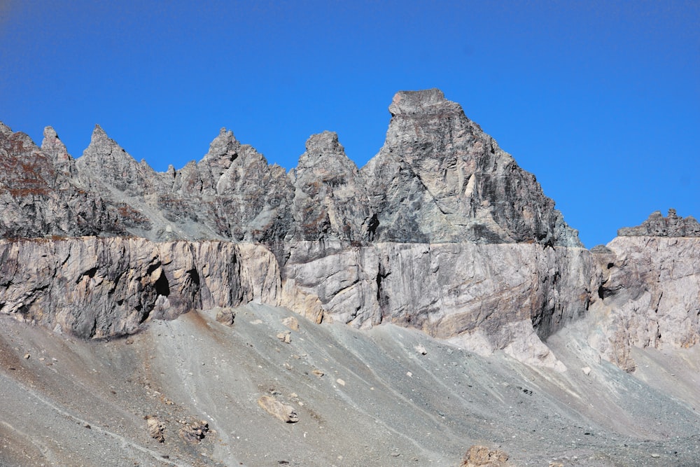 fotografia da paisagem da montanha rochosa cinzenta