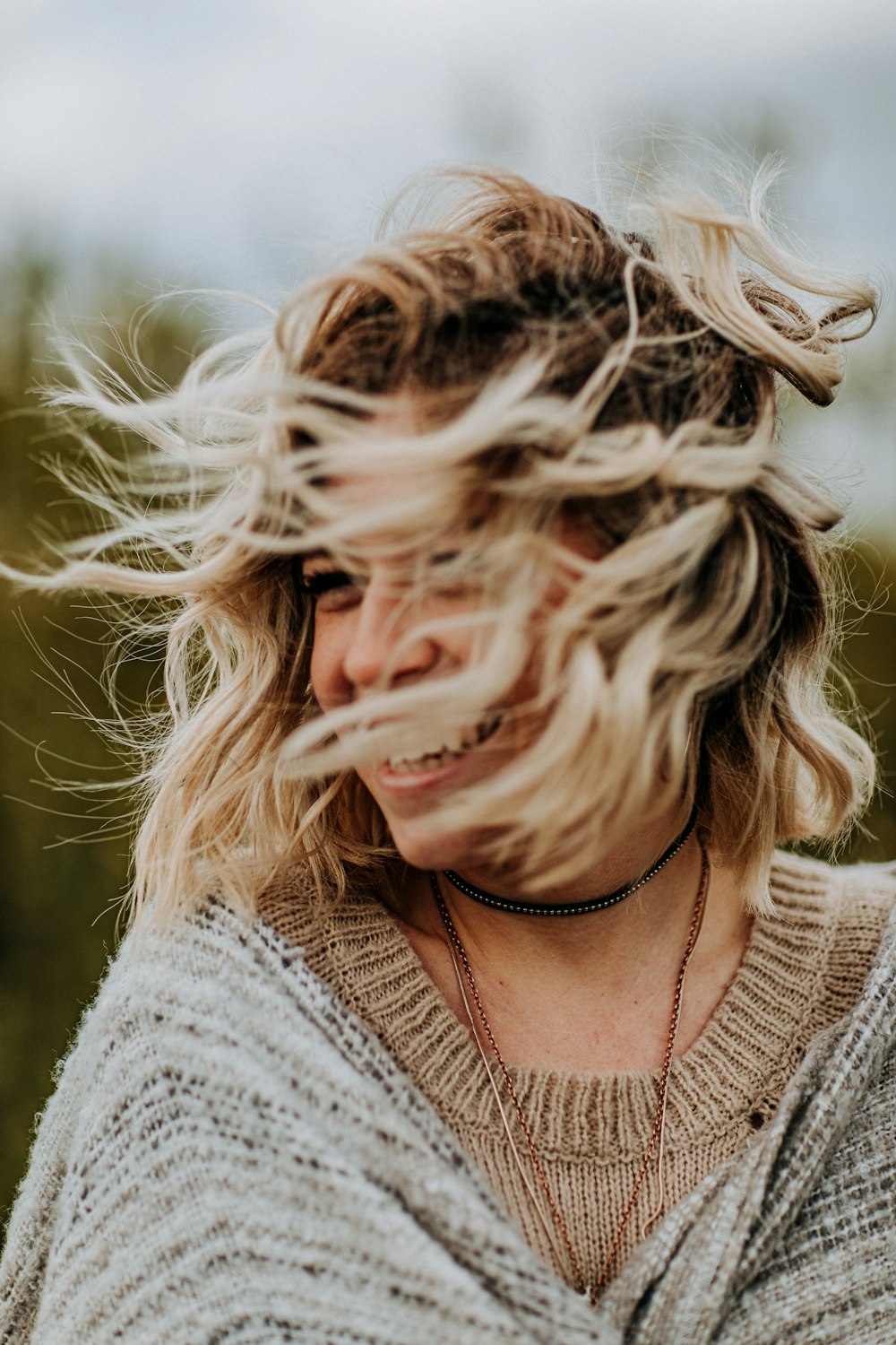 woman wearing gray shirt