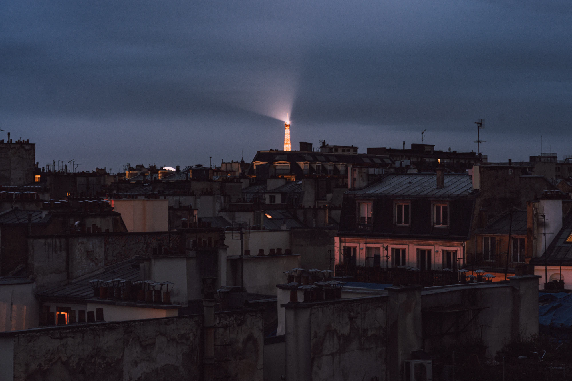 Toits de Paris à la tombée de la nuit
