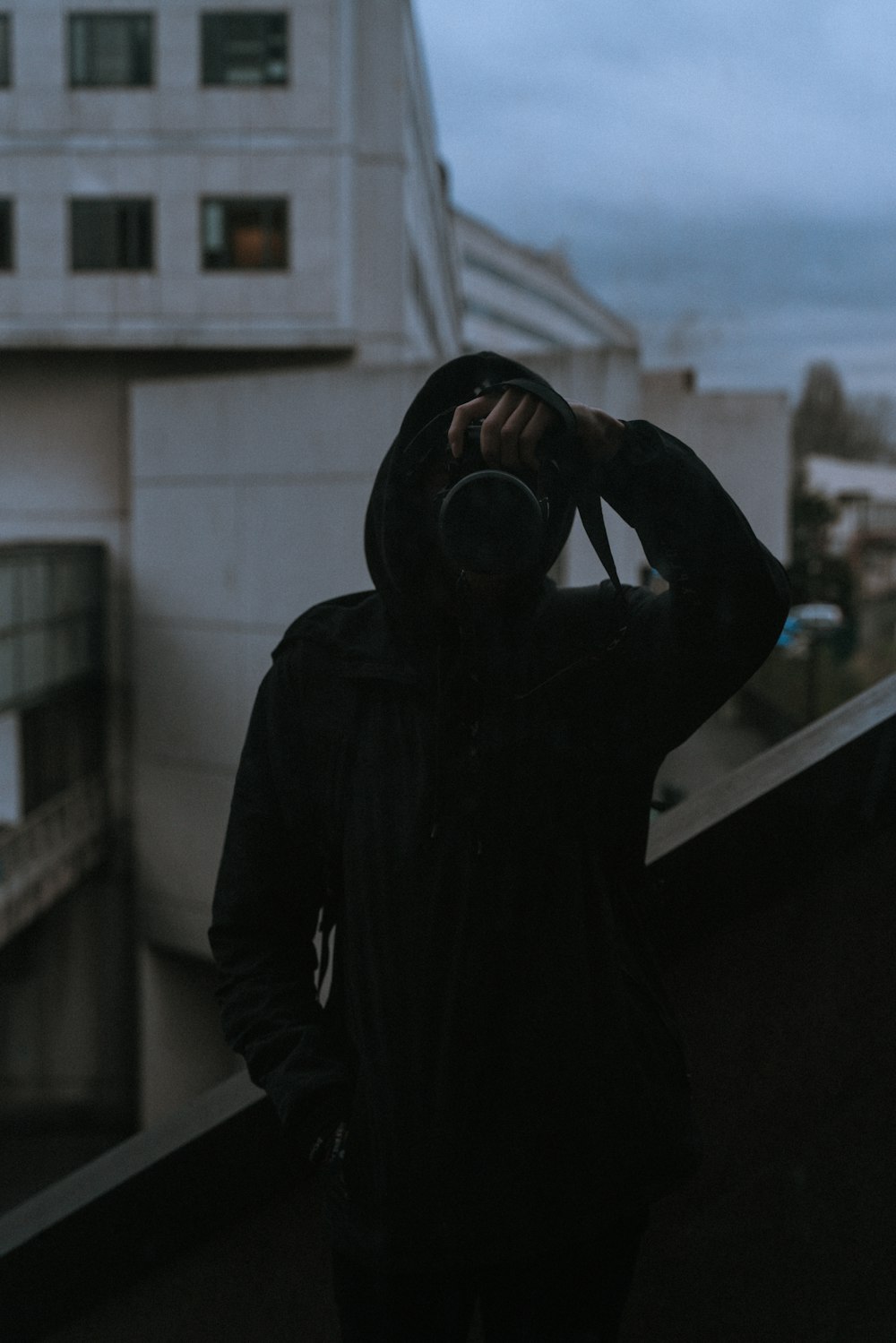 Foto mujer con capucha negra con cremallera – Imagen Gris gratis en Unsplash