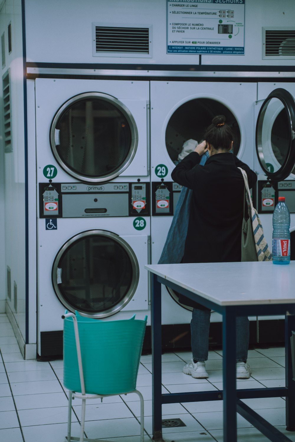 Fotografía de mujer lavando su ropa