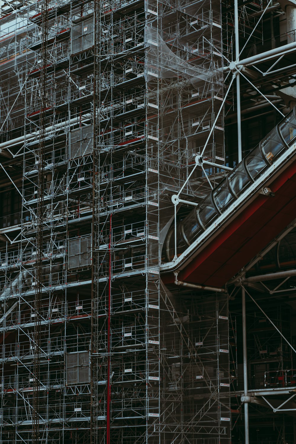 fotografia de baixo ângulo do Centro Pompidou em Paris
