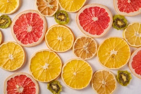 closed lemons and kiwi fruits