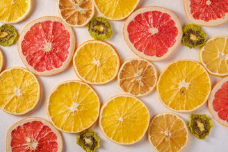 closed lemons and kiwi fruits