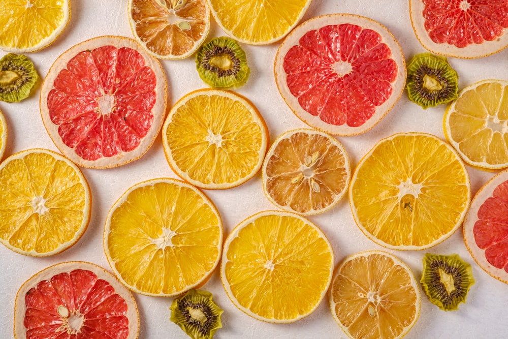 닫힌 레몬과 키위 과일
