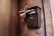 unsecured mailbox signifying no email encryption