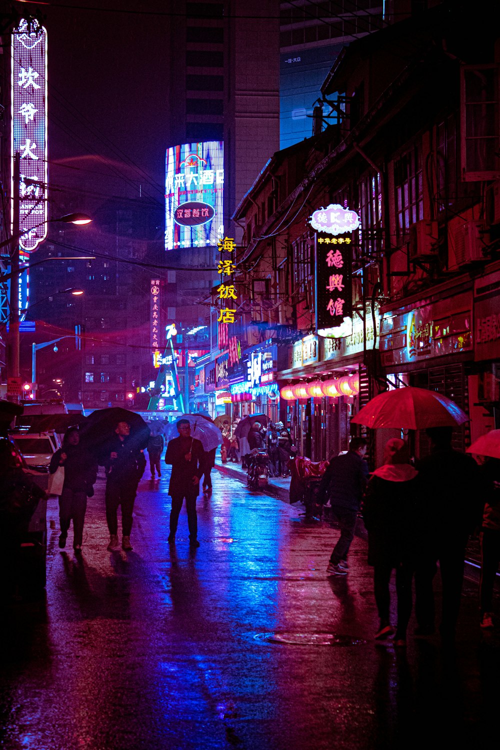 Menschen, die mit Regenschirmen auf der Straße spazieren gehen