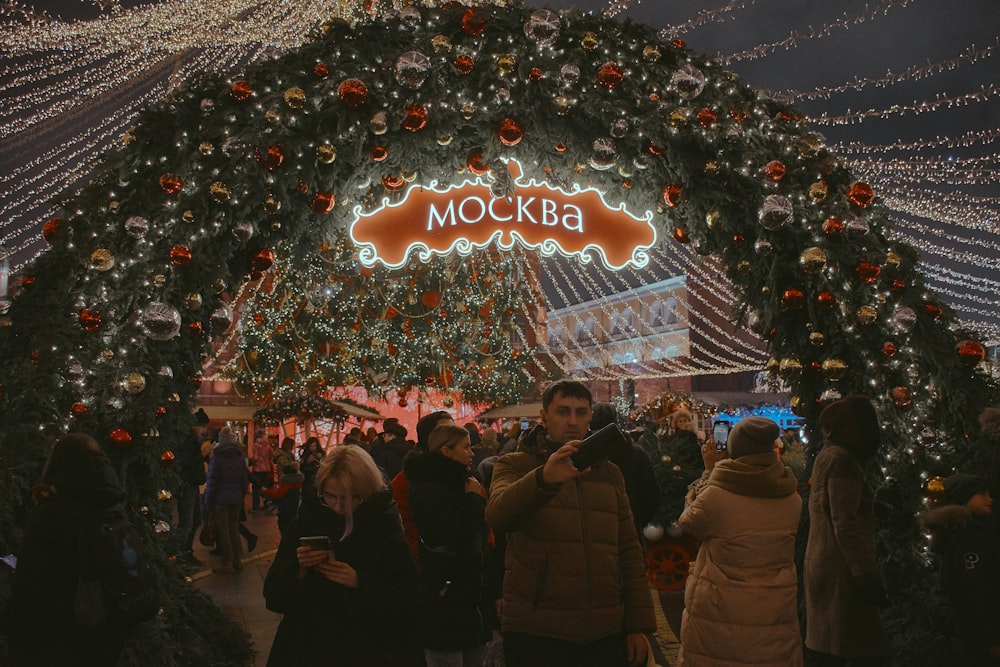 Menschen in der Nähe von Weihnachtsdekorationen in der Nacht