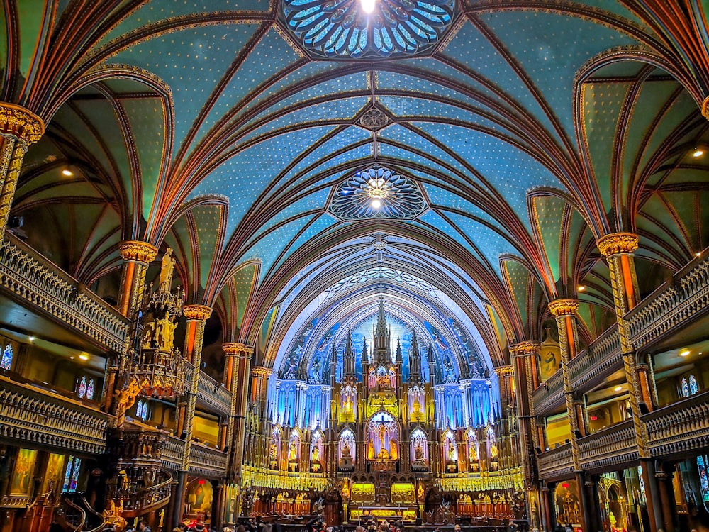 une grande cathédrale avec un plafond bleu et des vitraux