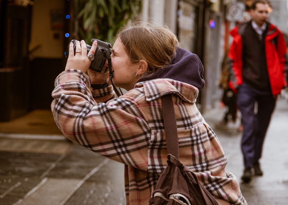 Conflicto Abundante principal Foto Mujer con abrigo burberry tomando fotos usando una cámara dslr –  Imagen Humano gratis en Unsplash