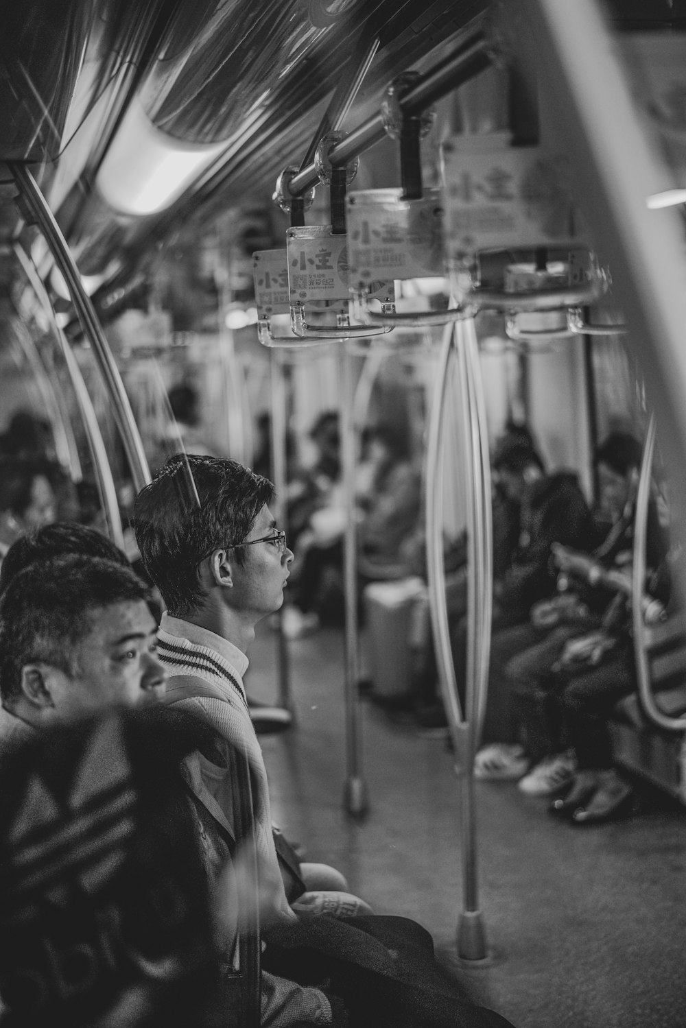 Fotografía en escala de grises de personas dentro del tren