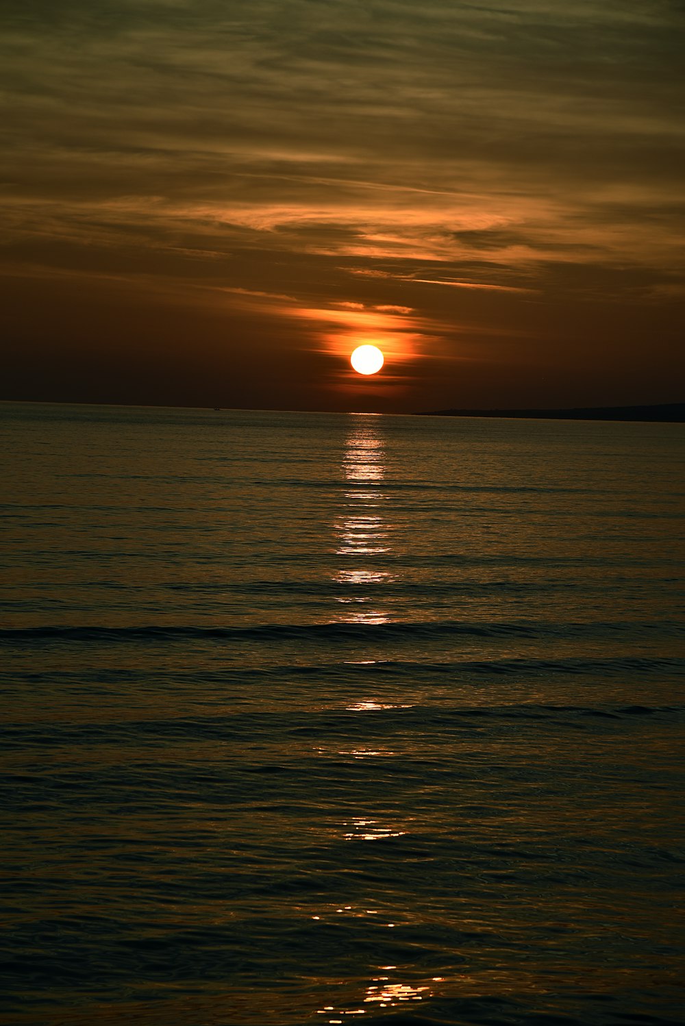 oceano durante a hora de ouro