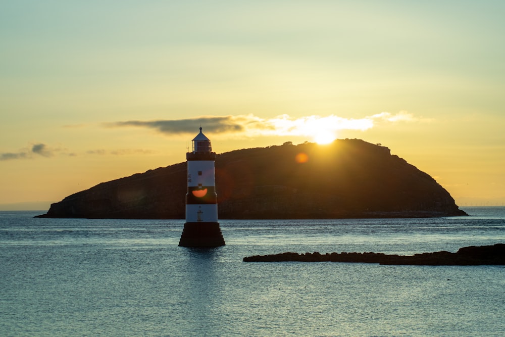 Tagsüber Leuchtturm in der Nähe der Insel