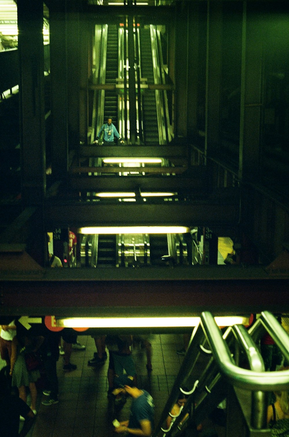 Personas dentro del edificio con escaleras mecánicas