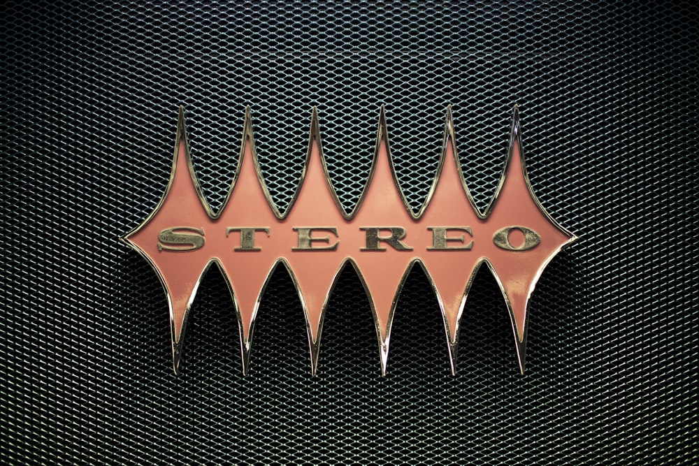 Emblema stereo arancione sulla superficie della rete