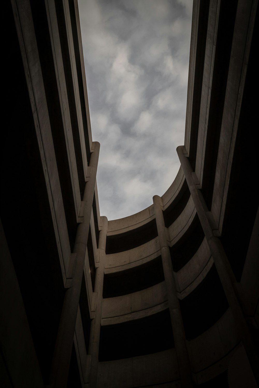 Foto de ángulo bajo del edificio