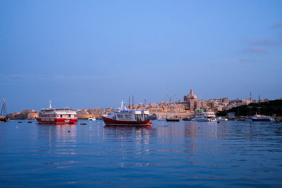 Fähren vor der Skyline von Valletta
