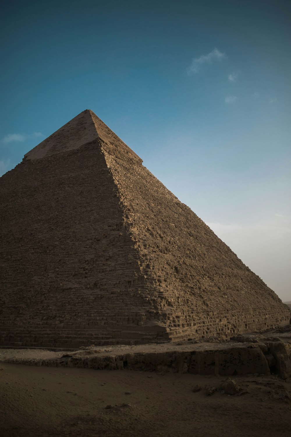 日中のピラミッド