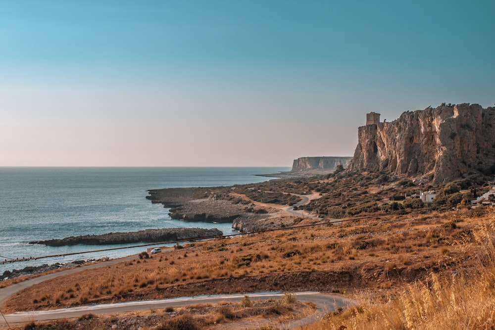 falaise de la mer brune pendant la journée